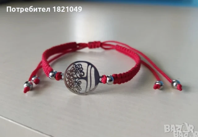 Гривна с червен конец и елемент "дървото на живота"