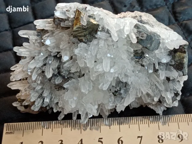 №169, Кварц, Кварцова друза с халкопирит, Планински кристал, Кристали,Минерали,Родопи,, снимка 2 - Декорация за дома - 48556921