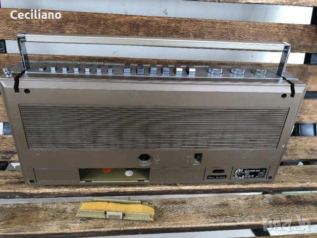 Радиокасетофон ITT WEEKEND 220-Germany Работи само радио!, снимка 9 - Радиокасетофони, транзистори - 51028706