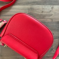 Красива червена чанта, снимка 4 - Чанти - 42284087