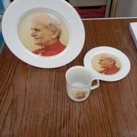 Порцеланови чинии и чаши с лика на Папа Йоан Павел втори , снимка 1 - Колекции - 39259305