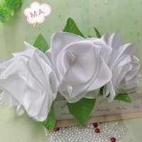 Диадема " 7 бели рози ", снимка 1 - Аксесоари за коса - 41589034