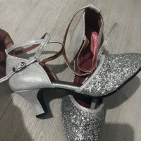 Нови сребристи обувки , снимка 2 - Дамски обувки на ток - 40644347