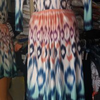 ИЗКЛЮЧИТЕЛНО КРАСИВА рокля с остро деколте и в преливащи цветове , снимка 4 - Рокли - 41730385