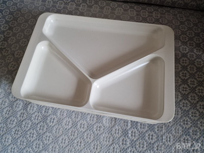 Продавам комплект 6 бр. таблички за храна с три отделения от Германия, снимка 1