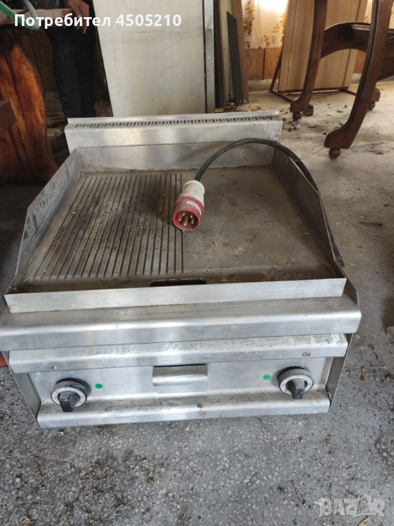 Продавам професионални две нови скари с оребрена част и гладка плоча, снимка 1