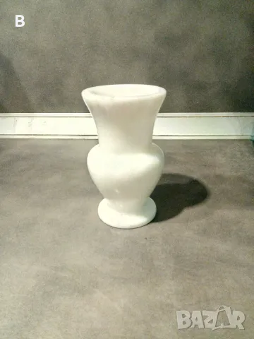 Малка вазичка от бял мрамор, снимка 2 - Вази - 49801649