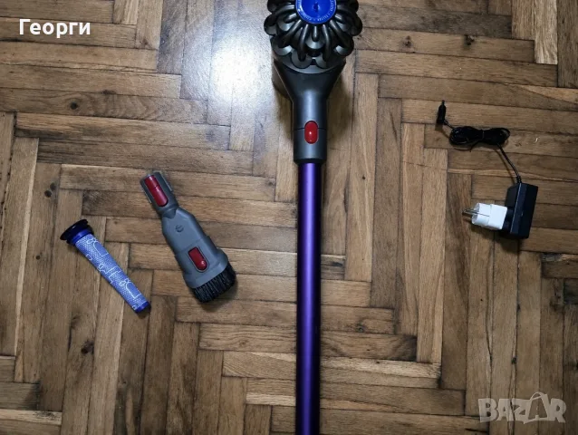 Много добра прахосмукачка Dyson V8 с нова батерия и аксесоари, снимка 3 - Прахосмукачки - 55414300