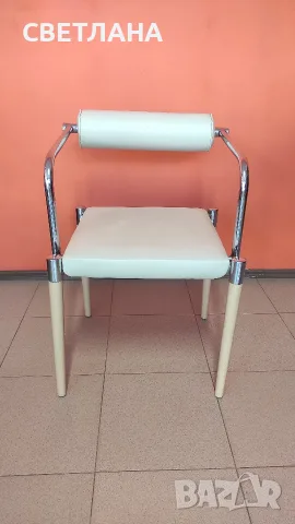 Бял кожен стол с дървени крака 
