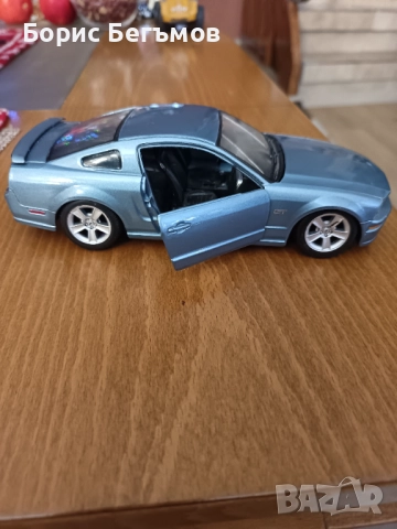 Метална кола Maisto - Ford Mustang GT 2006 1:24, снимка 3 - Колекции - 52898522