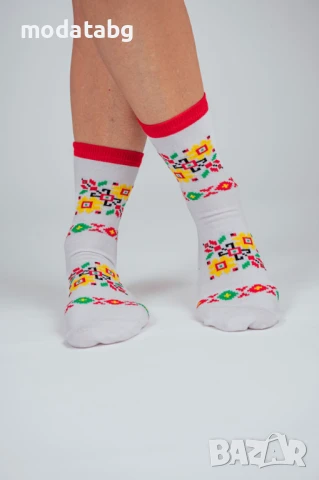 Чорапи с шевица и надпис "Я кажи ми облаче ле бяло", снимка 2 - Дамски чорапи - 50683379