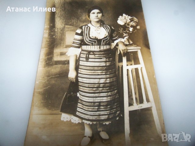 Стара снимка картичка на жена в носия, снимка 2 - Други ценни предмети - 41491516