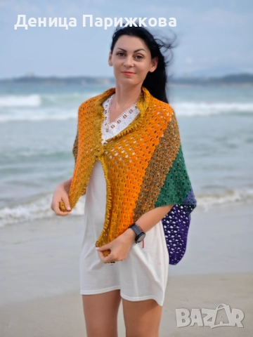 Ръчно плетен триъгълен шал наметка с ресни "Горски полъх"