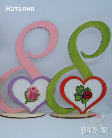 Ръчно оцветени сувенири и бродирани картички и магнити за 8 март