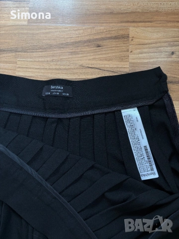Плисирана черна пола, Bershka, снимка 2 - Поли - 53386910