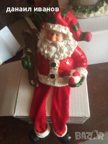 Дядо коледа седнал с ски, снимка 1