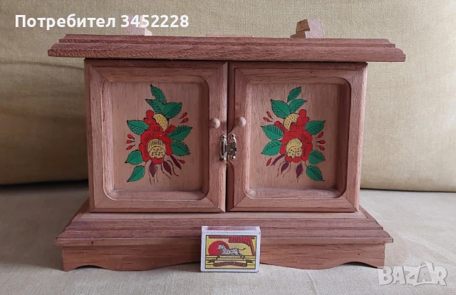 шкафче дървено масив за ценители отлично , снимка 7 - Шкафове - 50715954