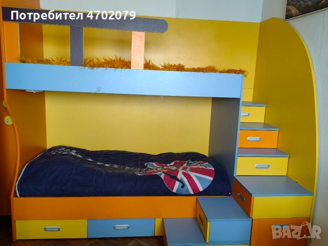 Двуетажно легло и гардероб