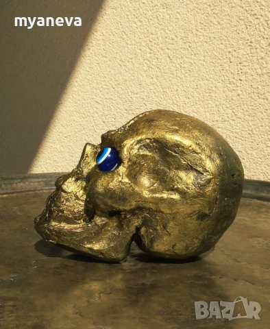 Златен череп, статуетка за декорация.