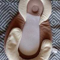 Анатомична бебешка възглавница Babymoov / поставка за сън, снимка 1 - Бебешки легла и матраци - 44247353