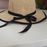 Лятна бежова шапка с черна панделка, снимка 1 - Шапки - 35929834