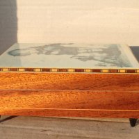 Дървена музикална кутия за бижута с латерна, снимка 1 - Антикварни и старинни предмети - 44435813