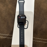 НОВ Apple Watch 7 Midnight 41mm, 99% капацитет на батерията , със зарядно, снимка 1 - Смарт гривни - 44927218