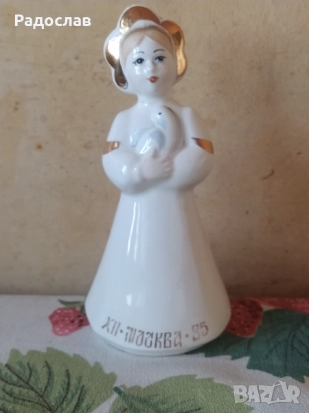 СССР статуетка Момиче с гълъб ЗиК, снимка 1