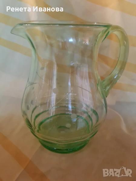 Красива стара кана от зелено стъкло , снимка 1