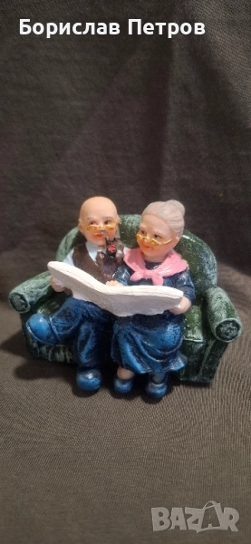 Изящна фигурка "Баба и дядо четат вестник", снимка 1