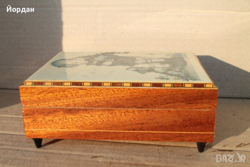 Дървена музикална кутия за бижута с латерна, снимка 1