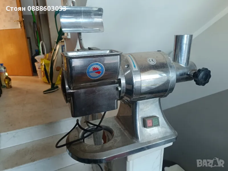 Италианска Машина за Меляне на кашкавал и сирена, снимка 1