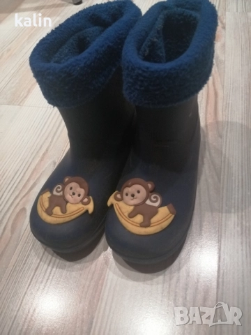 Продавам гумени ботушки номер 32