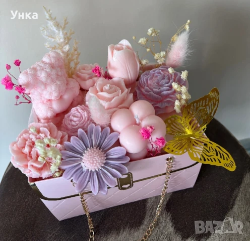 Кошничка с цветя от соев восък