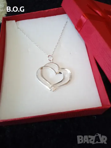 Ново, сребърно колие със сърце. В кутия за подарък.