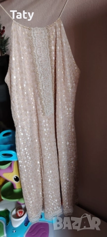 Рокля в златисто и френска дантела