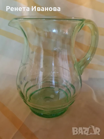 Красива стара кана от зелено стъкло 