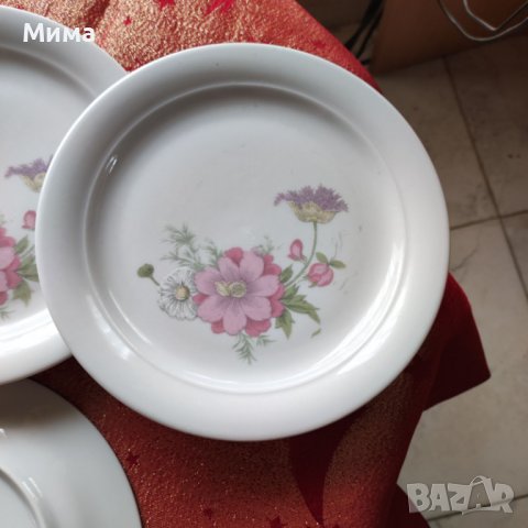 Четири броя порцеланови чинии на Kahla „Made in GDR“, снимка 2 - Чинии - 39978285