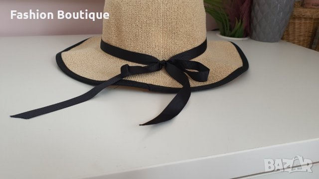 Лятна бежова шапка с черна панделка