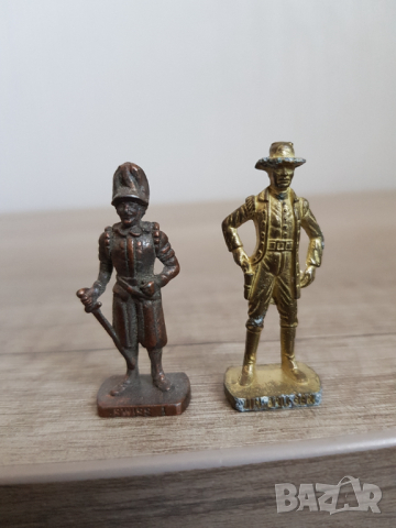 Две метални войничета, снимка 1 - Колекции - 36202459