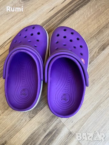 Оригинални тъмно лилави чехли Crocs ! 32-33 н, снимка 5 - Детски сандали и чехли - 42050332