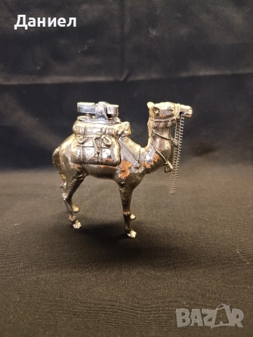 Камила със запалка