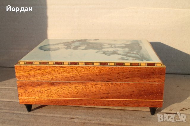 Дървена музикална кутия за бижута с латерна, снимка 1 - Антикварни и старинни предмети - 44435813