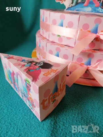 Картонена торта Тролчетата, снимка 3 - Други - 36000491