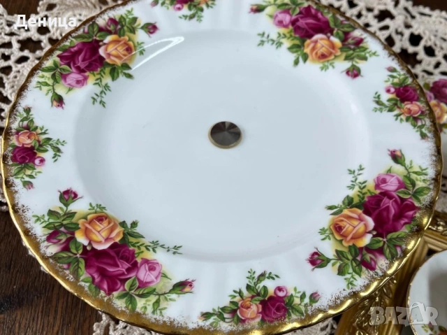 Чиния за красиво поднесени сладкиши от емблематичната серия Old Country Roses на английската марка , снимка 10 - Чинии - 53674459