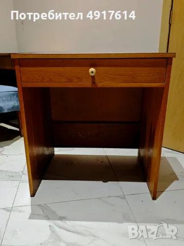 ИЗПОЛЗВАНО ДЪРВЕНО МАЛКО БЮРО С ЧЕКМЕДЖЕ