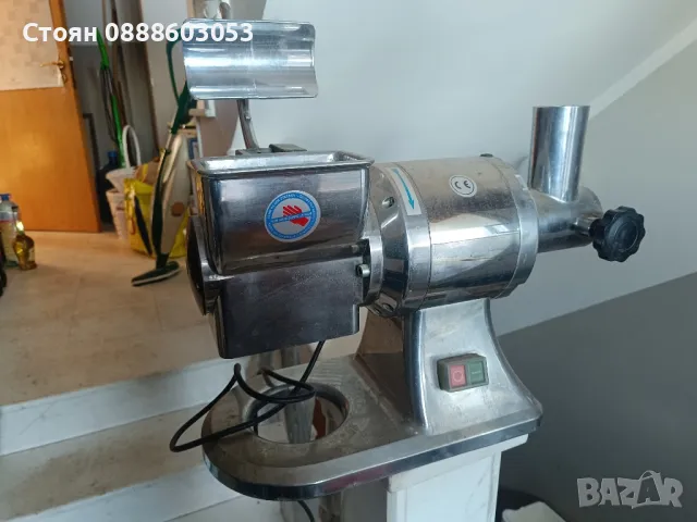 Италианска Машина за Меляне на кашкавал и сирена