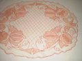Стара винтидж 30 г на миналия век ръчно бродирана розова покривка на тюл овална, снимка 5