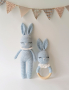 Детска играчка ръчна изработка, плетено зайче, дрънкалка и клипс за биберон, подарък за бебе, снимка 3