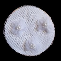 Бяла мрежа за кок с 3 цветя от органза с перли, снимка 1 - Аксесоари за коса - 41148800